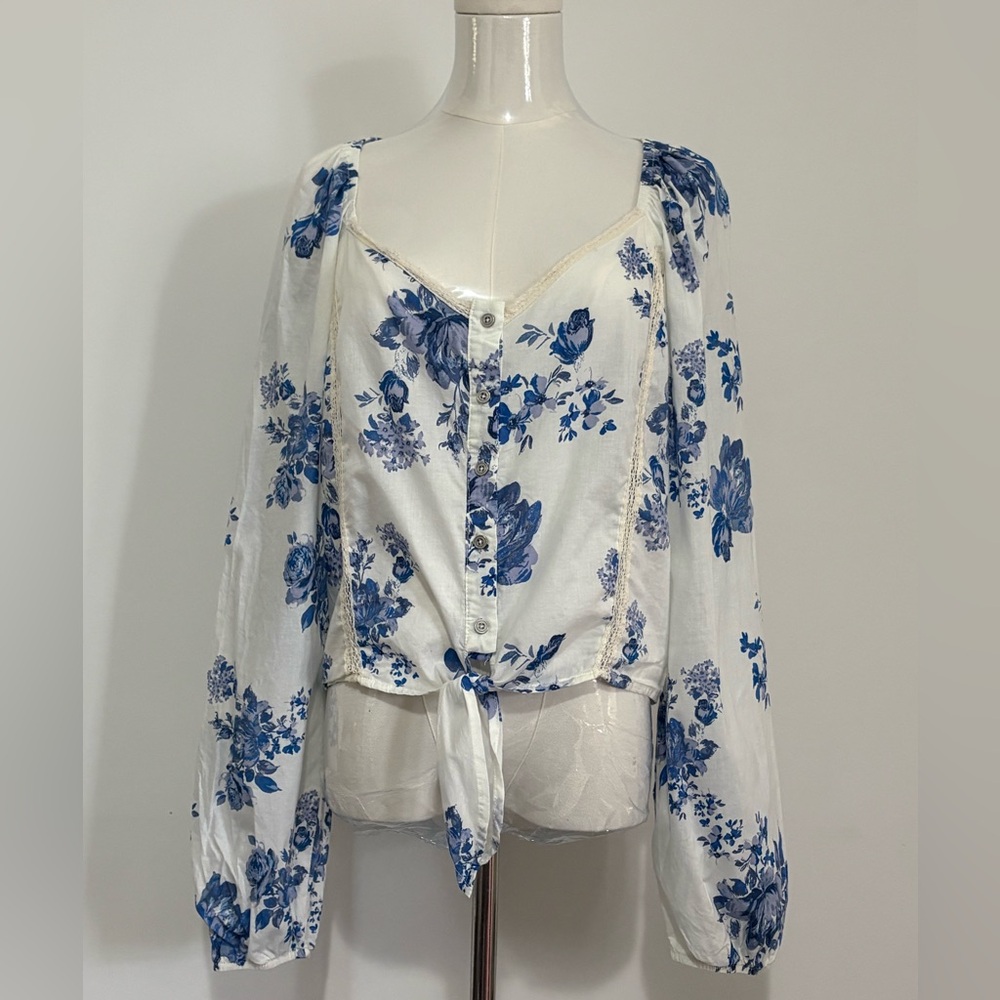 White and Blue Cropped Floral Button-Front Long-Sleeve Tie Hem Blouse